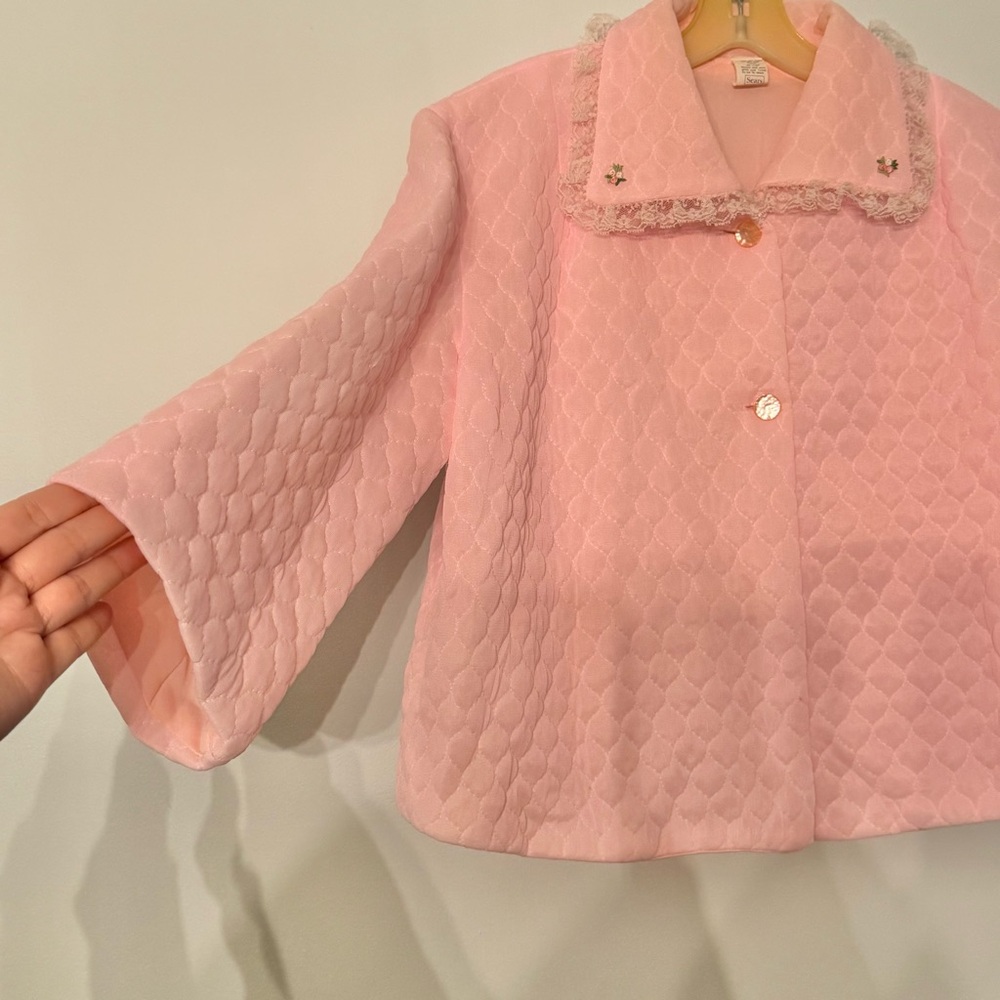 🌸 Vintage Sears Quilted Pink Bed Jacket | 1960s–70s Nylon Lace Sleepwear Large - Picture 6 of 9
